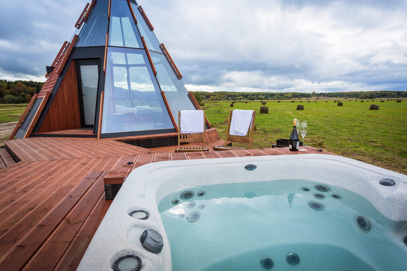 СПА-бассейн для глэмпинга, загородного отеля или базы отдыха: почему он привлекает клиентов и приносит прибыль